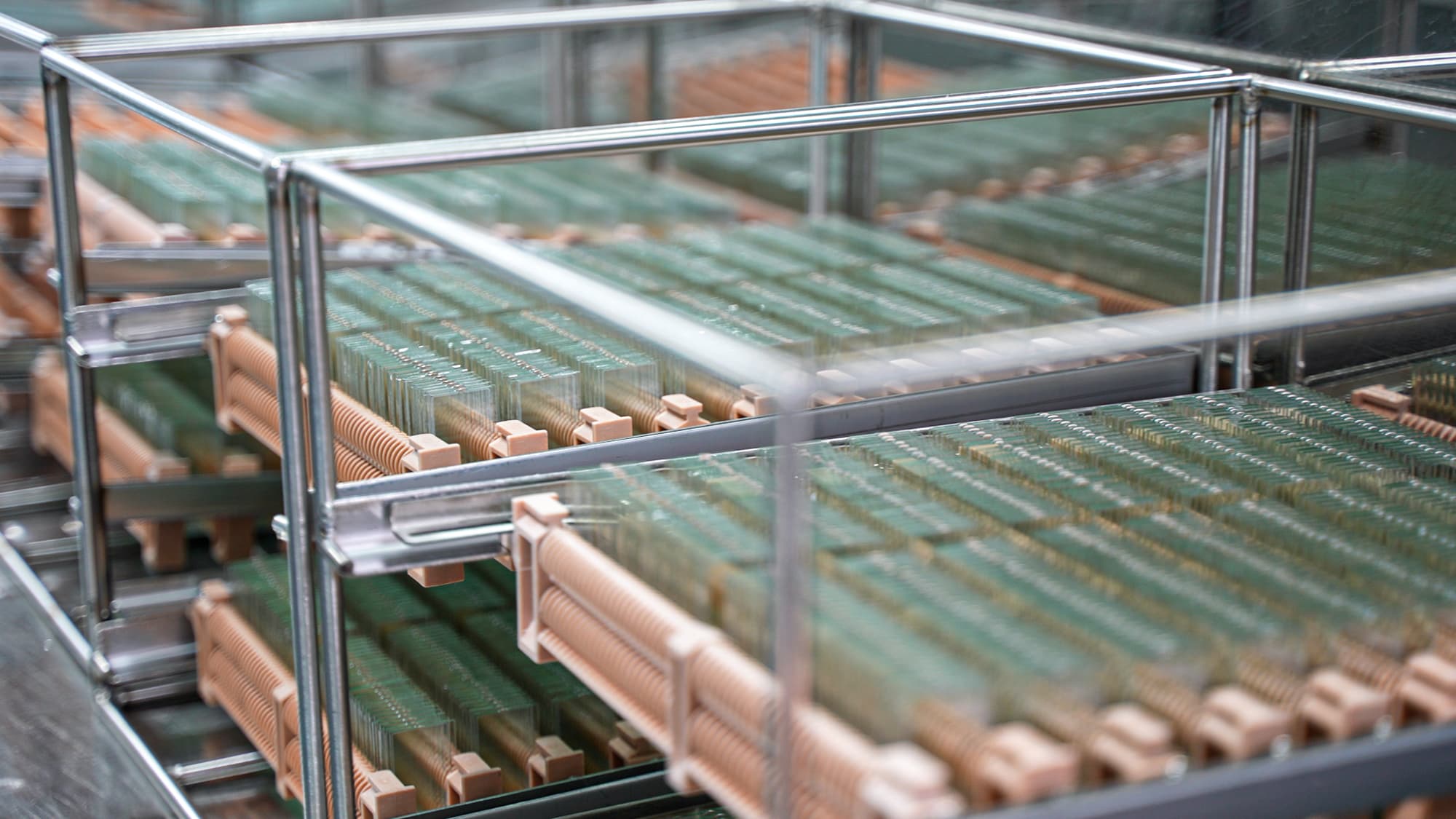 Konkurencia sa zintenzívňuje na malých a stredne veľkých displejoch, čínski výrobcovia LCD využívajú prispôsobenie na zachytenie globálnych trhov